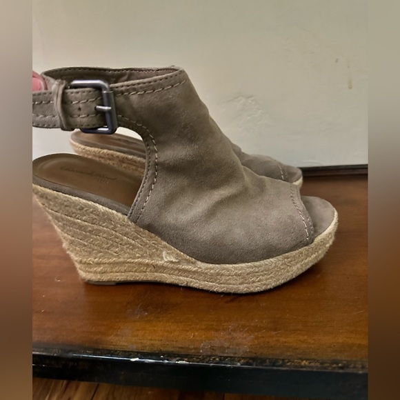 Universal Threads Wedges - Picture 2 of 7